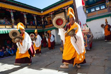 Tengboche, Nepal - Ekim, 26, 2018: Rahipler dini buddhistic dans Tengboche Manastırı Mani Rimdu Festivali sırasında gerçekleştirmek