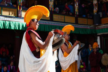 Tengboche, Nepal - Ekim, 26, 2018: Rahipler dini buddhistic dans Tengboche Manastırı Mani Rimdu Festivali sırasında gerçekleştirmek