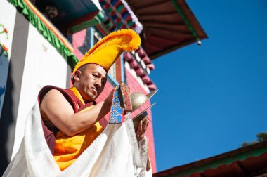 Tengboche, Nepal - Ekim, 26, 2018: Keşiş Tengboche Manastırı Mani Rimdu Festivali sırasında dini buddhistic dans gerçekleştirmek