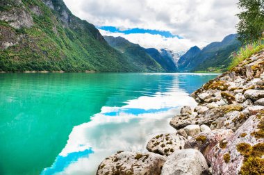 Dağlar ve Norveç'te pik buzulun görünümü güzel göl. Yaz manzara