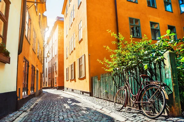 スウェーデンのストックホルムにある旧市街のカラフルな建物と美しい通り — ストック写真
