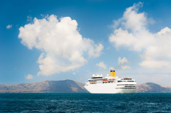 Nave Crociera Vicino Alla Costa Marittima Dell Isola Santorini Grecia — Foto Stock