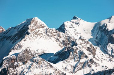 Alp Dağları Courchevel, Fransa'nın zirveleri karla kaplı. Güzel kış manzarası