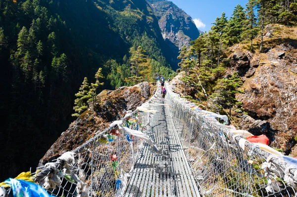 Puente Colgante Sobre Río Las Montañas Del Himalaya Nepal Caminata — Foto de Stock