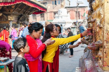 Katmandu, Nepal - Ekim, 20, 2018: Katmandu, Nepal Swayambhunath Tapınağı'nda kadın dua