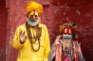 Katmandu, Nepal - Ekim, 20, 2018: Katmandu, Nepal Swayambhunath Tapınağı'nda kadın dua