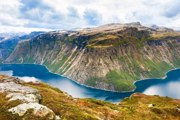 Ringedalsvatnet Lago Nelle Montagne Vicino Trolltunga Punto Riferimento Norvegia Paesaggio — Foto Stock