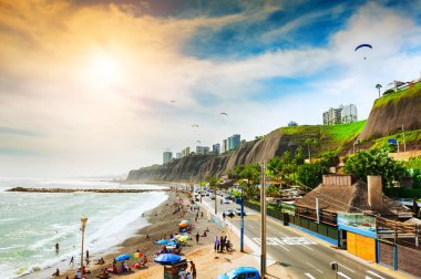 Lima, Peru - 2 Nisan 2017: Güzel sahil, Pasifik Okyanusu, Lima, Peru Miraflores bölgesinde
