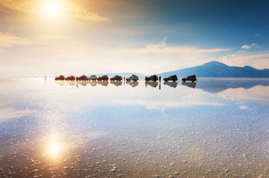 Salar de Uyuni, Bolivya - Mart, 26, 2017: turist tuz ile Off-road arabalar düz Salar de Uyuni Bolivya