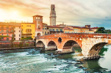 Köprü Ponte di Pietra ve gün batımında eski binalar Verona, İtalya. 