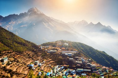 Namche'nın Bazaarı köy görünümü Himalayalar, Nepal Everest Bankası kampına giderken. 