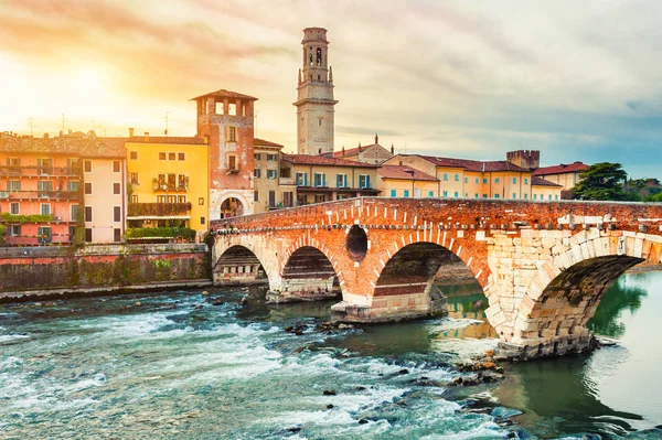 Köprü Ponte di Pietra ve gün batımında eski binalar Verona, İtalya. 