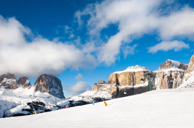 Kayak pisti Val Di Fassa kayak tatil beldesine Dolomites, İtalya.