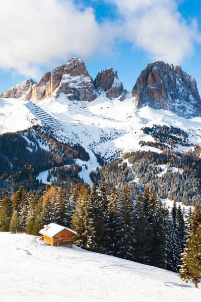 Skidbacken i skidorten Val Di Fassa i Dolomiterna, Italien. — Stockfoto