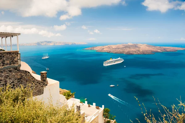 Kryssningsfartyg nära havet kusten av Santorini island, Grekland. — Stockfoto