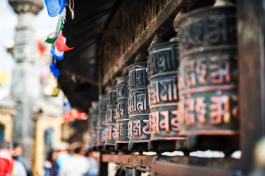 Katmandu, Nepal Swayambhunath tapınağında ibadet tekerlerimi