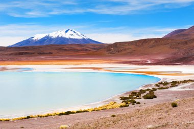 Yüksek irtifa lagün ve dağlar Plato Altiplano, Bolivya üzerinde