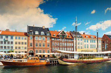 Copenhagen, Danimarka - 13 Ağustos 2017: Ünlü Nyhavn pier renkli binalar ve tekne Kopenhag, Danimarka