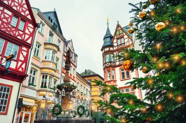 Noel ağacı ve Noel geleneksel evler dekore Pazar Meydanı Bernkastel-Kues, Almanya