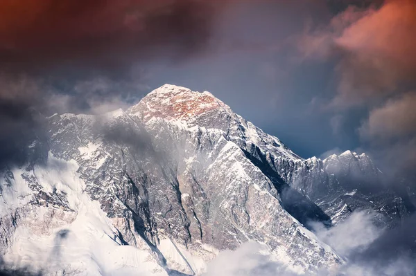 ピークの日没時のエベレスト ヒマラヤ山脈 ネパール エベレスト ベース キャンプ トレッキング サガルマータ国立公園 — ストック写真