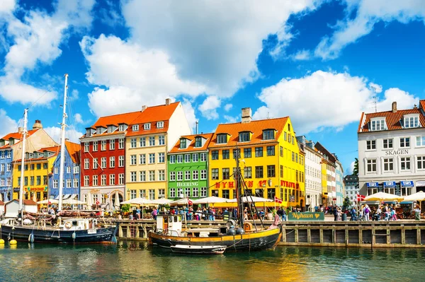 København Danmark August 2017 Berømt Nyhavn Mole Med Farverige Bygninger - Stock-foto