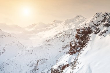 Gün batımında karla kaplı dağ zirveleri. Güzel kış manzarası. Kafkas Dağları, Elbrus region, Rusya Federasyonu
