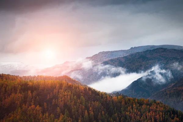 Piękny Zachód Słońca Jesień Górach Ałtaj Republika Ałtaju Siberia Rosja — Zdjęcie stockowe