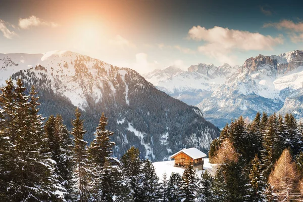 Trähus Vinter Bergen Vid Solnedgången Dolomit Alperna Val Fassa Italien — Stockfoto