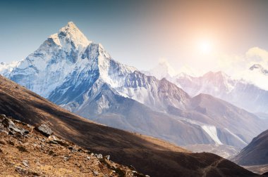 Görünümünde Ama Dablam Mount batımında Himalayalar, Nepal. Everest Saha Kampı trek, Sagarmatha Milli Parkı