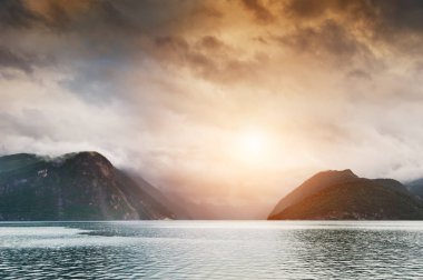 Gün batımında fiyort Norveç'te. Güzel yaz manzara