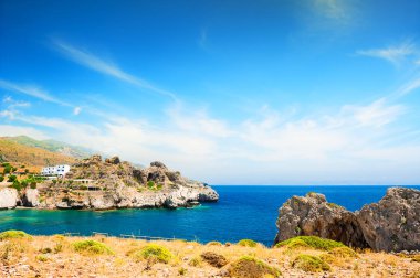 Güzel deniz Sahili ve mavi gökyüzü adada Crete, Yunanistan.