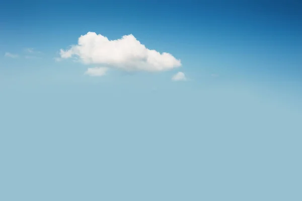 Nube Solitaria Cielo Azul Fondo Naturaleza Abstracta — Foto de Stock