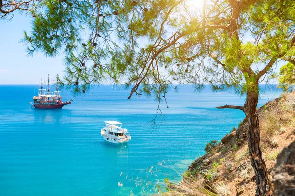 Bela Costa Marítima Com Água Azul Turquesa Perto Kemer Turquia — Fotografia de Stock