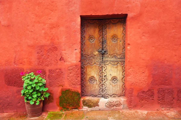 Vieille Porte Bois Sur Mur Rouge Monastère Santa Catalina Arequipa — Photo