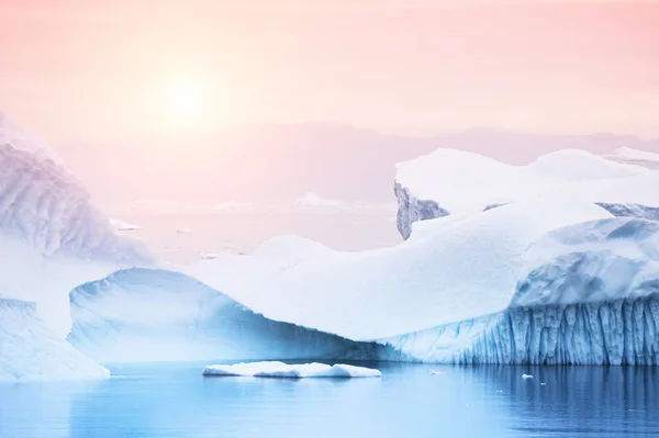 Icebergs Sur Rive Océan Atlantique Coucher Soleil Ouest Groenland — Photo