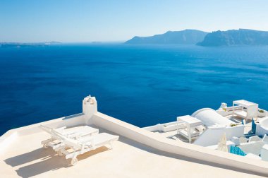 Deniz manzaralı terasta iki şezlong. Santorini Island, Yunanistan