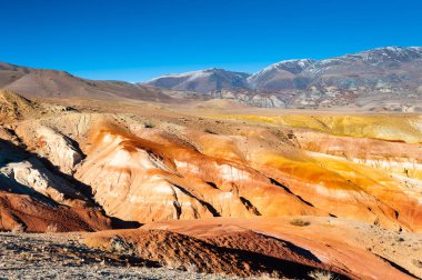Kızıl-çene Vadisi, kırmızı ve sarı renkli dağların Mars valley olarak olarak da adlandırılır. Altay Cumhuriyeti, Sibirya, Rusya Federasyonu