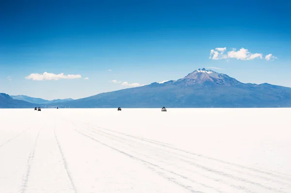 Salar Uyuni Sale Piatto Vulcano Tunupa Sullo Sfondo Sull Altopiano — Foto Stock