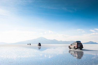 Salar de Uyuni, Bolivya - Mart, 26, 2017: Off-road araçları Salar de Uyuni sürüş tuz düz Bolivya'da