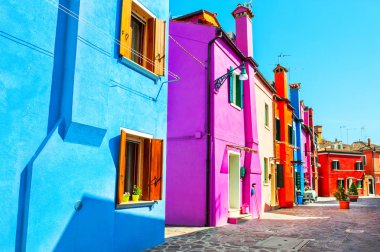 Evleri ile renkli boyalı cephe Burano adası, Venedik, İtalya