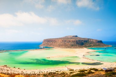 Balos plaj turkuaz su ve beyaz kum Crete Island, Yunanistan ile. Ünlü turistik yer