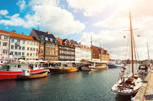 Copenhagen, Danimarka - 18 Ağustos 2017. Eski binalar ve tekne Kopenhag, Danimarka ile ünlü Nyhavn pier