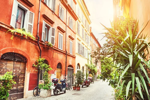 Güzel sokak eski binalar Roma, İtalya. 