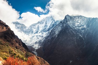 Dağ gorge Himalayalar, Nepal. Mount Thamserku Tengboche üzerinden bir bakış. Everest Saha Kampı trek