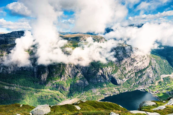 从挪威的 Kjerag 山的云的 Lysefjord 的看法 夏季景观 — 图库照片