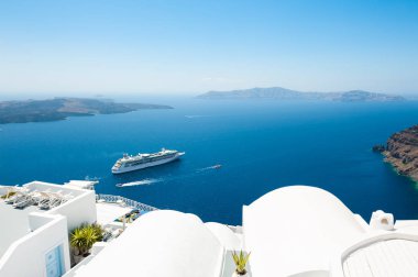 Santorini Adası, Yunanistan 'da beyaz mimari. Deniz manzaralı güzel bir manzara.
