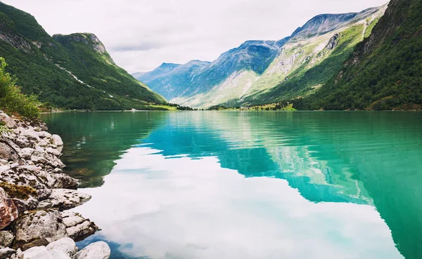 Norveç dağlarında güzel açık göl. Yaz manzara