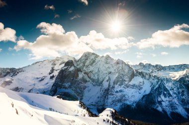 Karla kaplı kış Dolomit Alps güneşli gün. Val Di Fassa, İtalya