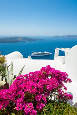 Santorini Adası, Yunanistan 'da beyaz mimari. Deniz manzaralı güzel bir manzara.
