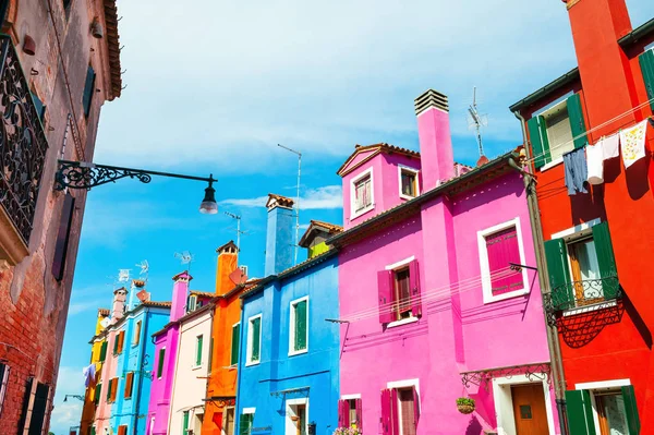 Красочные Дома Голубое Небо Острове Бурано Венеция Италия — стоковое фото